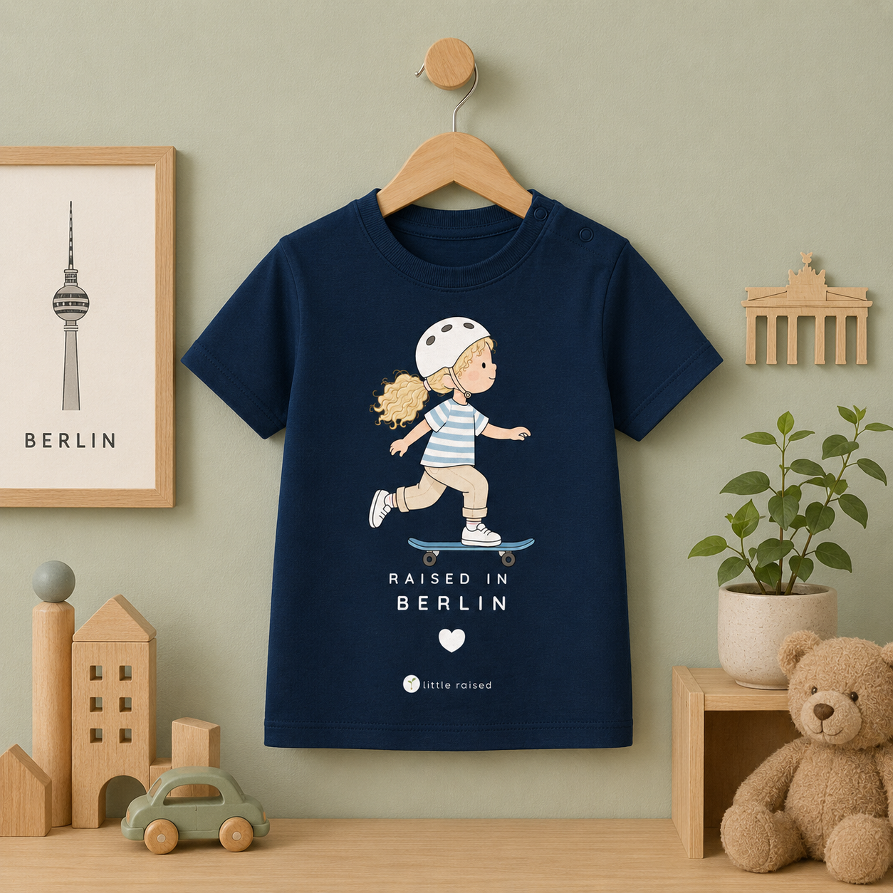Baby-T-Shirt aus Bio-Baumwolle: Raised in Berlin (Citygirl)