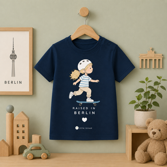 Baby-T-Shirt aus Bio-Baumwolle: Raised in Berlin (Citygirl)