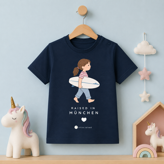 Baby-T-Shirt aus Bio-Baumwolle: Raised in München (Citygirl)